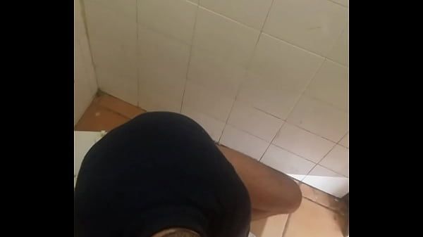Mostrando A Calcinha No Banheiro Pornolandia
